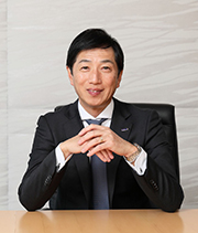 代表取締役 執行役員 社長　當麻 隆昭