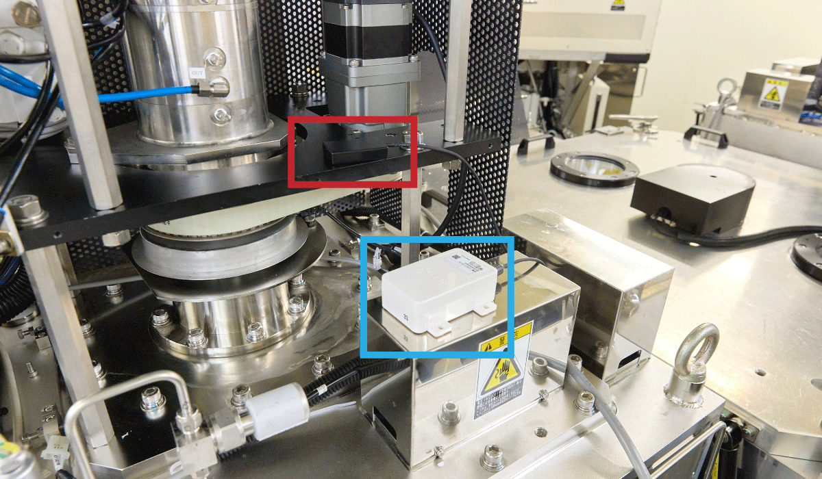 クリーンルームに設置された振動センサー（赤）と変換器（青）。省スペースで設置可能
