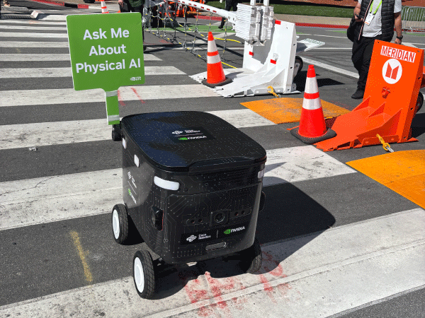 自律的に動いて会話もできるロボット