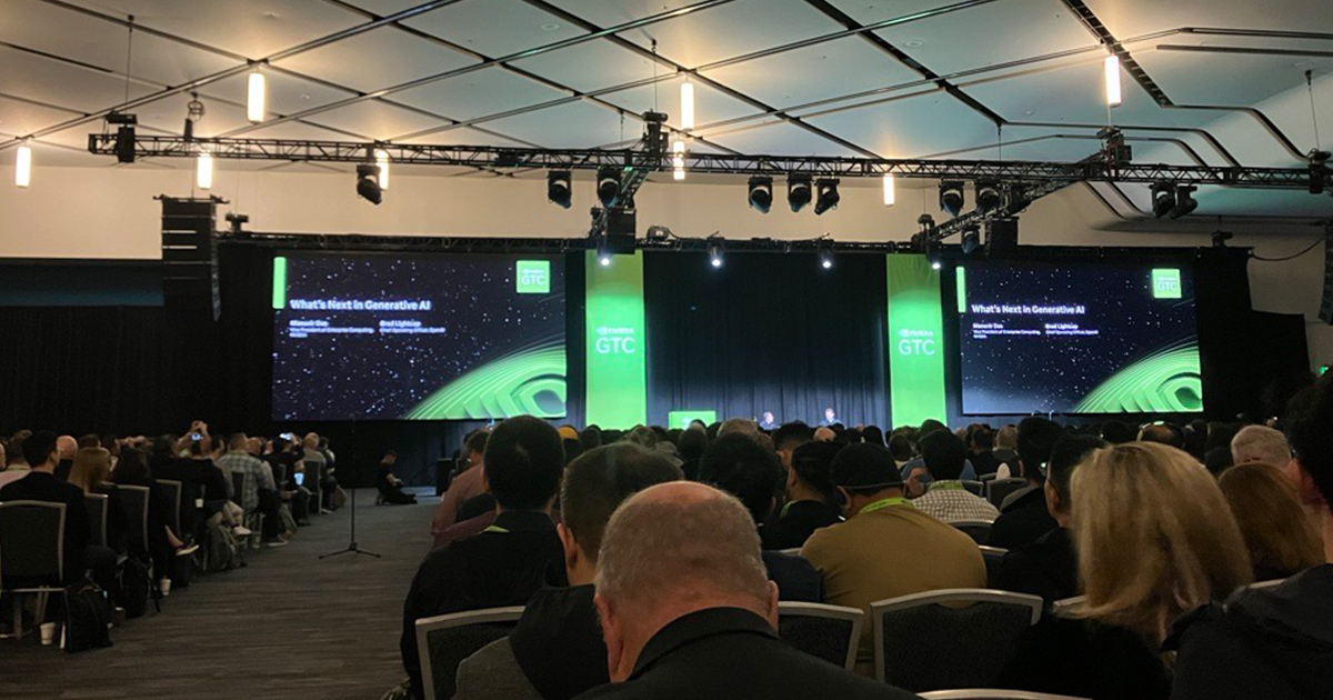 遠くに見えるのがDas氏（左手）とLightcap氏（右手）