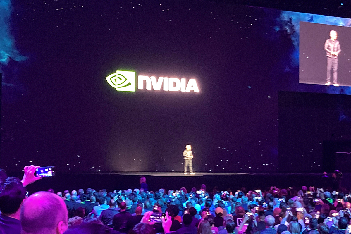 登場した直後のジェンスン・フアン