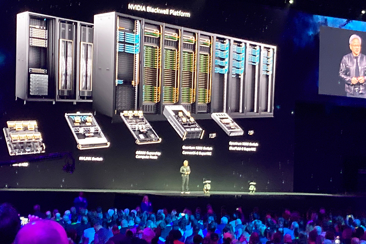 Omniverseでトレーニングされたロボットを連れて歩くジェンスン・フアン