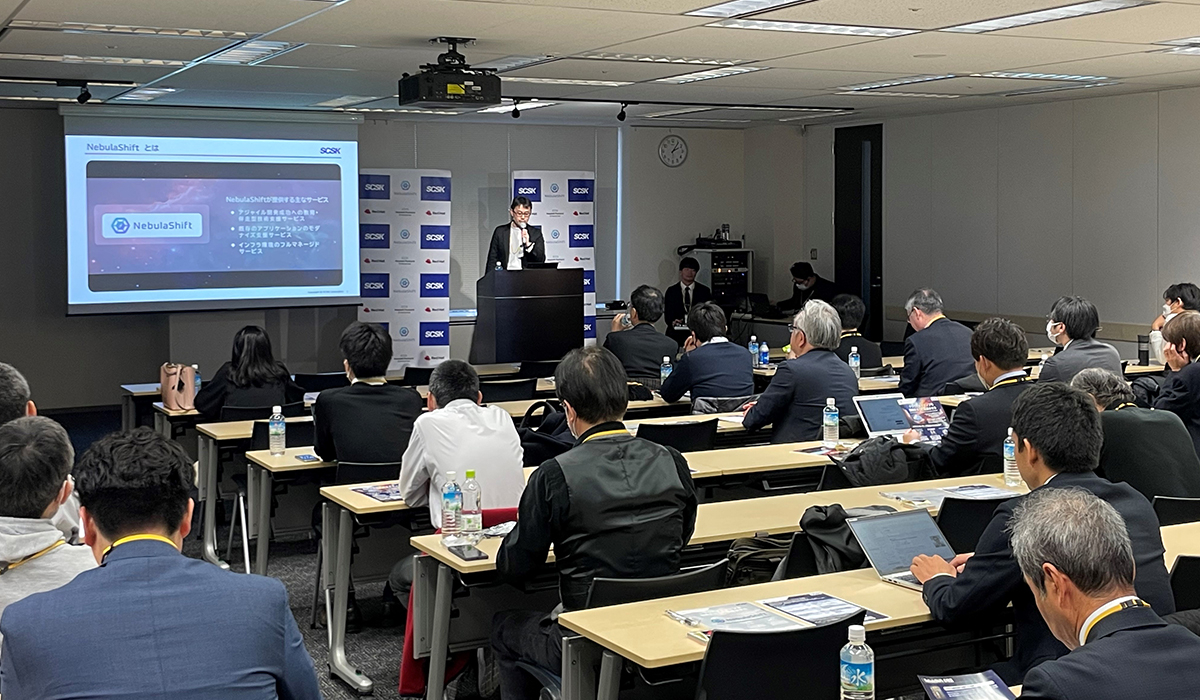 セミナー当日の会場と熱心に耳を傾ける来場者様。クラウドネイティブへの期待がうかがえる