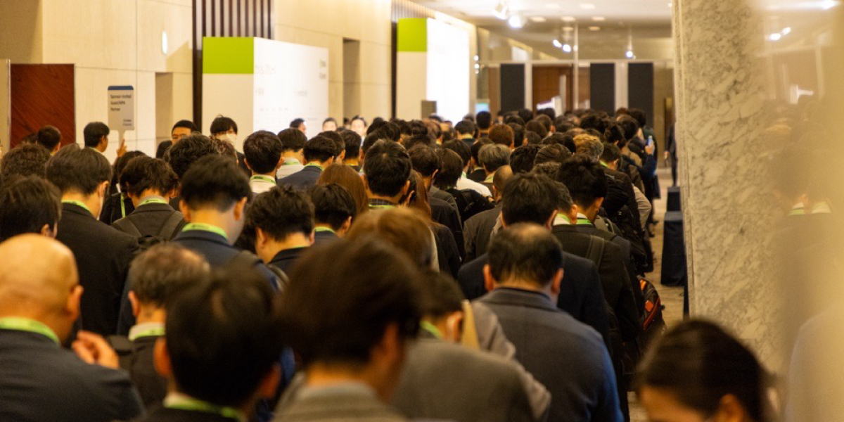 ファイヤーサイドチャットの会場前に並ぶ人々