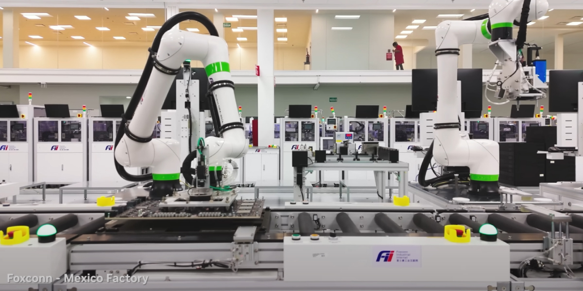 Foxconnの工場で使われるアーム型のロボット